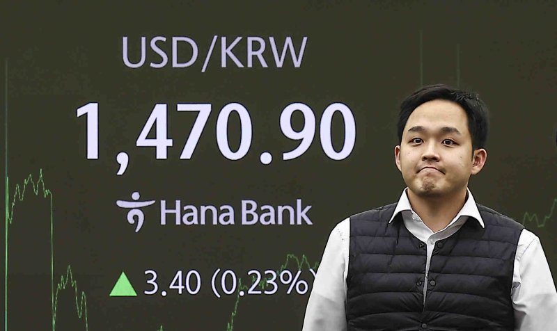 [서울=뉴시스] 김근수 기자 = 외환시장에서 원·달러 환율은 전 거래일(1467.5원)보다 5.0원 오른 1472.5원에 주간 거래를 마감한 30일 오후 서울 중구 하나은행 딜링룸 전광판에 지수가 표시되고 있다. 코스피가 전 거래일(2404.77)보다 5.28포인트(0.22%) 내린 2399.49에 장을 마쳤으며, 코스닥 지수는 전 거래일(665.97)보다 12.22포인트(1.83%) 상승한 678.19에 거래를 종료했다. 2024.12.30. ks@newsis.com