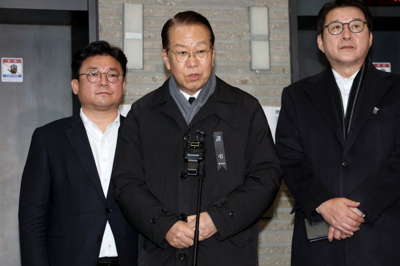 권영세, 대통령실 참모진 사의표명에 "국정안정 생각하고 행동"