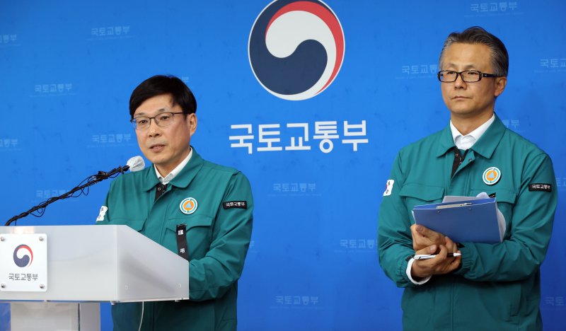 [세종=뉴시스] 강종민 기자 = 주종완 국토교통부 항공정책실장이 지난해 12월31일 정부세종청사에서 무안국제공항 제주항공 여객기 참사 관련 브리핑을 하고 있다. 오른쪽은 유경수 국토교통부 항공안전정책관. 2024.01.01. ppkjm@newsis.com