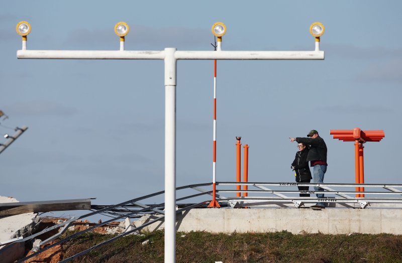 31일 오후 전남 무안국제공항 제주항공 여객기 참사 현장에서 미국 연방항공청, 교통안전위원회, 보잉 등 한미합동조사 관계자들이 사고 여객기와 충돌로 부서진 방위각 시설(로컬라이저) 등을 조사하고 있다. 2024.12.31/뉴스1 ⓒ News1 김민지 기자