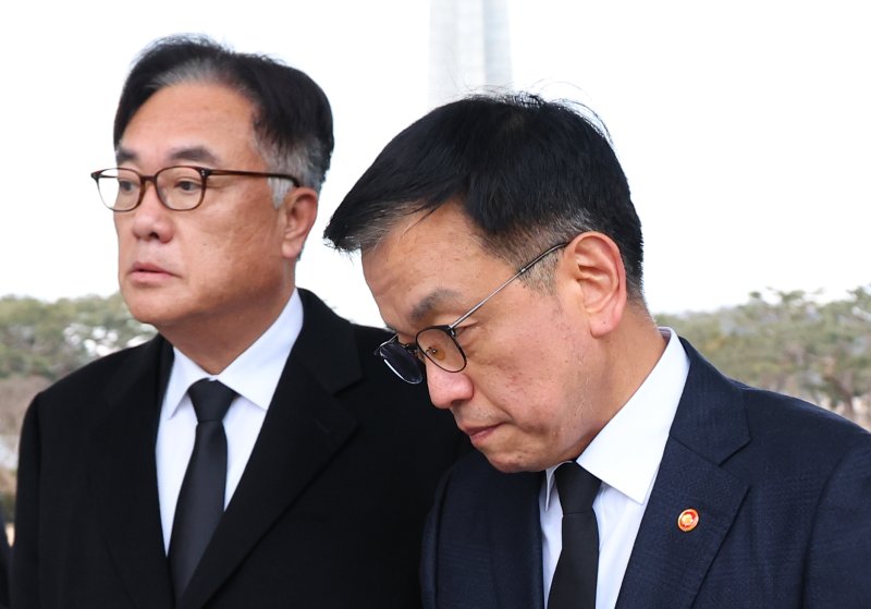 최상목 대통령 권한대행 부총리 겸 기획재정부 장관과 정진석 대통령 비서실장이 2025년 을사년 새해 첫날인 1일 서울 동작구 국립서울현충원을 찾아 현충탑 참배 뒤 대화를 나누고 있다. 사진=뉴시스