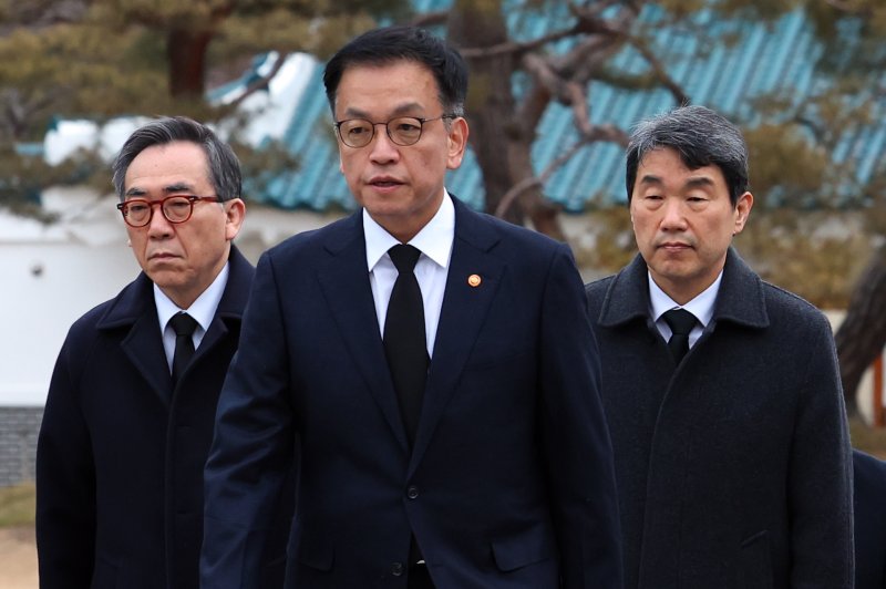 최상목 권한대행 "대통령실 참모진 일괄사표 수리 계획 없다"