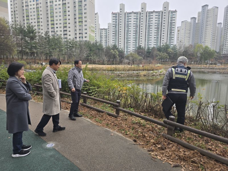 전북자치도 전주완산경찰서 평화지구대가 유관기관과 함께 전주시 완산구 평화동에 위치한 지시제 생태공원 시설 개선을 진행했다.(전주완산경찰서 제공) 2025.1.1/뉴스1