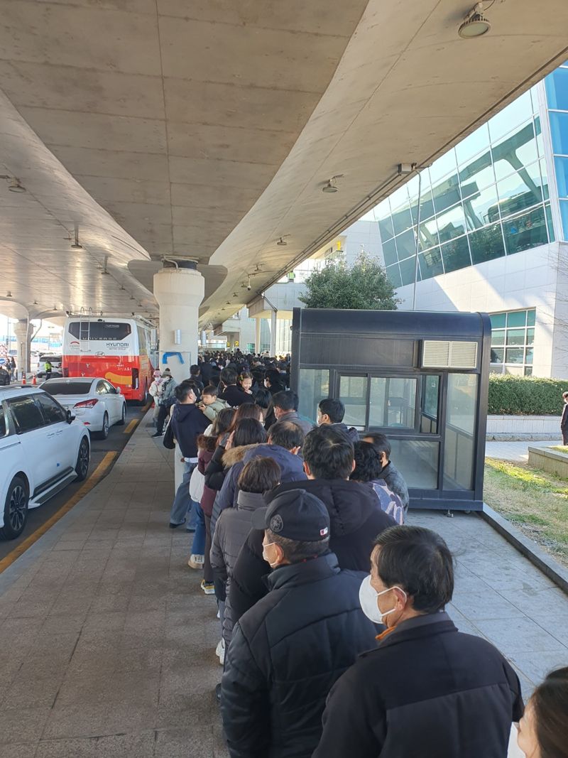 무안공항 합동분향소에 1시간 넘게 줄 서 애도...새해 첫날 전국 곳곳에서 추모 행렬