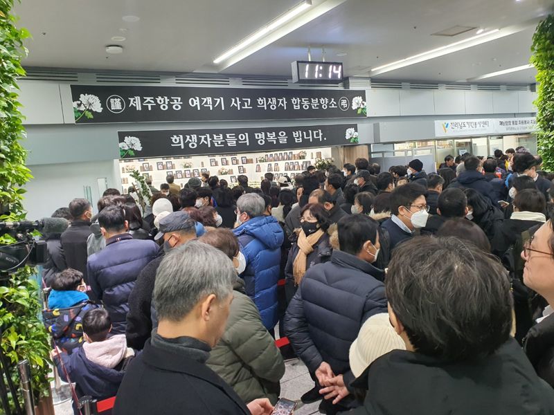 "후회된다. 보고 싶었다 많이"...포스트잇에 담겨진 애도