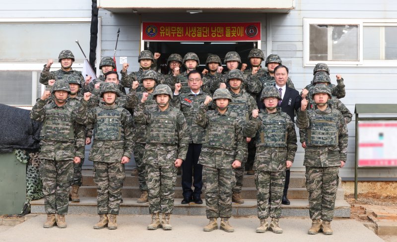 최상목 대통령 권한대행 부총리 겸 기획재정부 장관이 1일 경기 김포 해병대 2사단을 방문해 장병들과 기념촬영하고 있다. 뉴시스