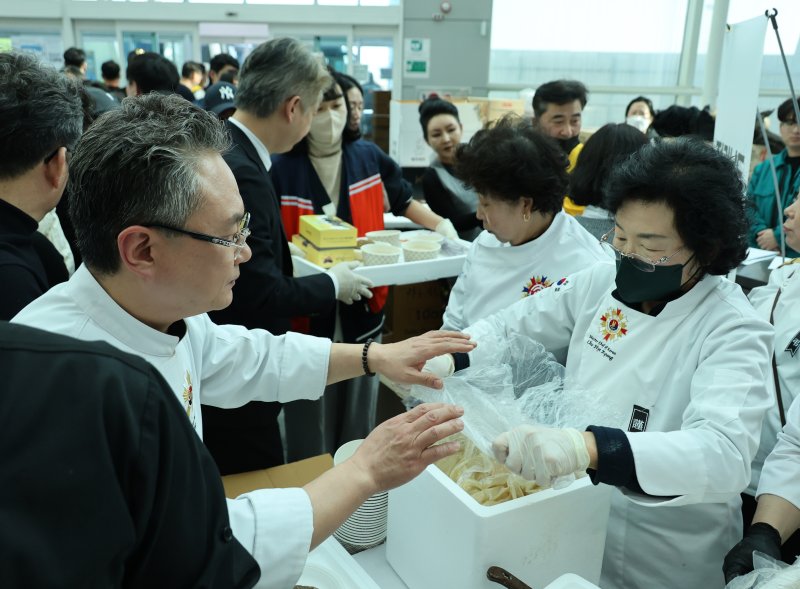 '흑백요리사' 안유성 "떡국 대신 전복죽" ..새해 첫날 무안공항 유가족에 대접