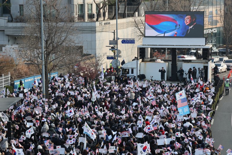 지난 1일 오후 서울 용산구 한남동 대통령 관저 인근에서 윤석열 대통령 탄핵 반대 집회가 열리고 있다. 연합뉴스