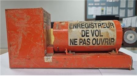 비교적 온전한 상태로 발견된 음성기록장치(CVR) (출처=연합뉴스)