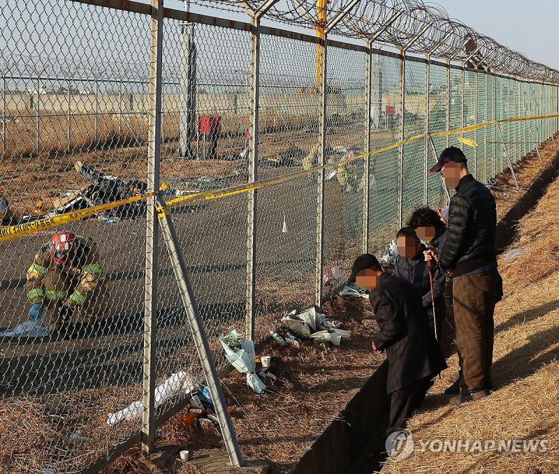아픈 현장 찾은 가족들 (출처=연합뉴스)