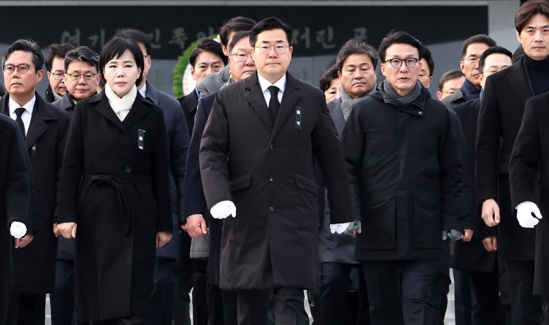 박찬대 더불어민주당 원내대표가 2025년 을사년(乙巳年) 첫 날인 1일 오전 서울 동작구 국립서울현충원을 찾아 참배를 마친 뒤 방명록을 작성하기 위해 걸음을 옮기고 있다. 2025.1.1/뉴스1 ⓒ News1 민경석 기자