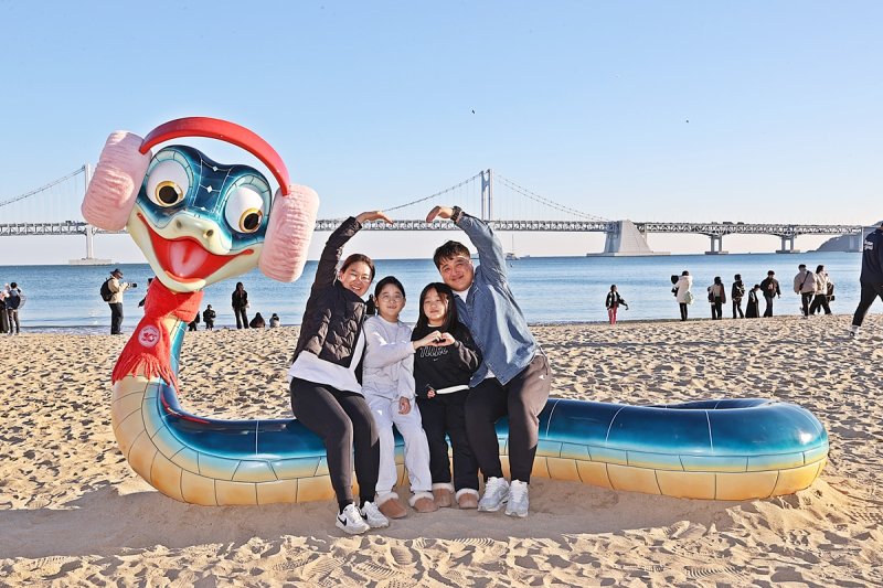 '푸른 뱀의 해' 광안리해수욕장 조형물 눈길