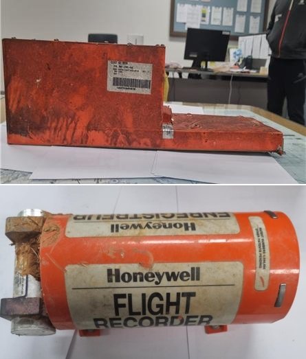 [서울=뉴시스] 지난해 12월29일 사고가 발생한 제주항공기(7C2216편) 잔해에서 수거된 비행자료기록장치(FDR)의 모습. 사각형 장치가 전원, 원통형 장치가 자료저장 유닛이다. 2024.01.02. (사진=국토교통부 제공) photo@newsis.com *재판매 및 DB 금지