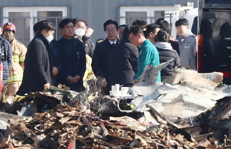 이재명 더불어민주당 대표가 1일 전남 무안군 무안국제공항 제주항공 여객기 참사 현장을 바라보고 있다. 2025.1.1/뉴스1 ⓒ News1 김민지 기자