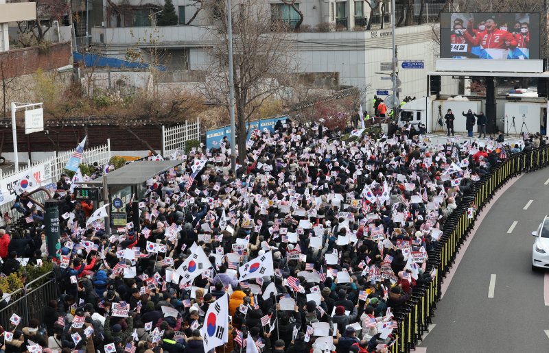 1일 오후 서울 용산구 한남동 대통령 관저 인근에서 윤석열 대통령 지지자들이 윤 대통령에 대한 법원의 체포영장 발부 규탄 집회를 하고 있다. 2025.1.1/뉴스1 ⓒ News1 송원영 기자 /사진=뉴스1