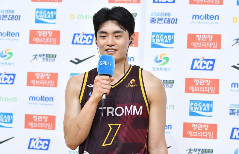 창원 LG 유기상이 19일 창원체육관에서 열린 2023-2024 정관장 프로농구 안양 정관장과 창원 LG의 경기에서 94-70으로 승리를 거둔 후 인터뷰를 하고 있다. (KBL 제공) 2024.3.19/뉴스1