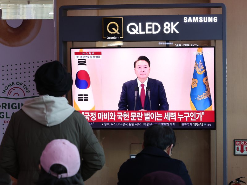 윤석열 대통령에 대한 국회의 탄핵소추안 발의일인 12일 서울 중구 서울역 대합실에서 시민들이 윤석열 대통령의 4번째 대국민 담화를 시청하고 있다. 2024.12.12/뉴스1 ⓒ News1 김성진 기자