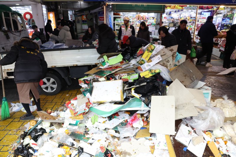 31일 서울 양천구 목동깨비시장에 차량이 돌진해 관계자들이 사고 수습작업을 하고 있다. 2024.12.31/뉴스1 ⓒ News1 김명섭 기자