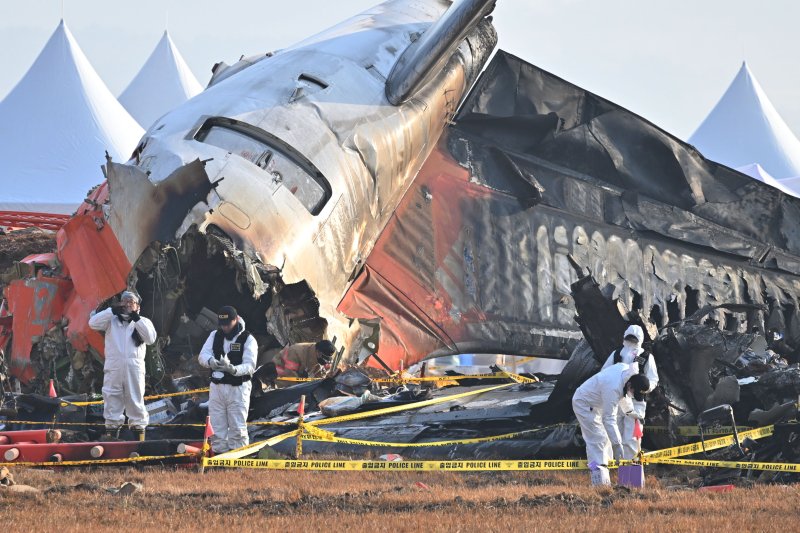[무안=뉴시스] 제주항공 여객기 참사 닷새째인 2일 오전 전남 무안군 무안국제공항 활주로 사고 현장 주변에서 국립과학수사연구원 감식반이 사고 현장을 감식하고 있다. 2025.01.02. leeyj2578@newsis.com