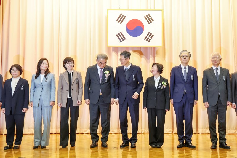 문형배 헌법재판소장 대행(왼쪽 다섯 번째)이 2일 오전 서울 종로구 헌법재판소에서 열린 '조한창·정계선 헌법재판관 취임식'에서 기념촬영을 마친 뒤 조한창 재판관과 대화를 나누고 있다. 왼쪽부터 김복형, 정정미, 이미선, 조한창 헌법재판관, 문형배 대행, 정계선, 김형두, 정형식 헌법재판관. 2025.1.2/뉴스1 ⓒ News1 민경석 기자