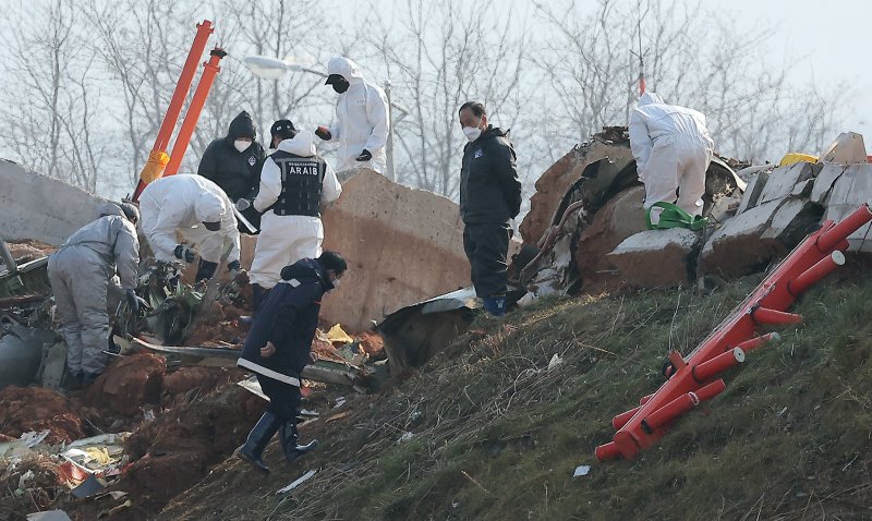 2일 전남 무안국제공항 제주항공 여객기 참사 현장에서 경찰 과학수사대 대원들이 방위각 시설(로컬라이저)을 현장 감식하고 있다. 2025.1.2/뉴스1 ⓒ News1 김진환 기자