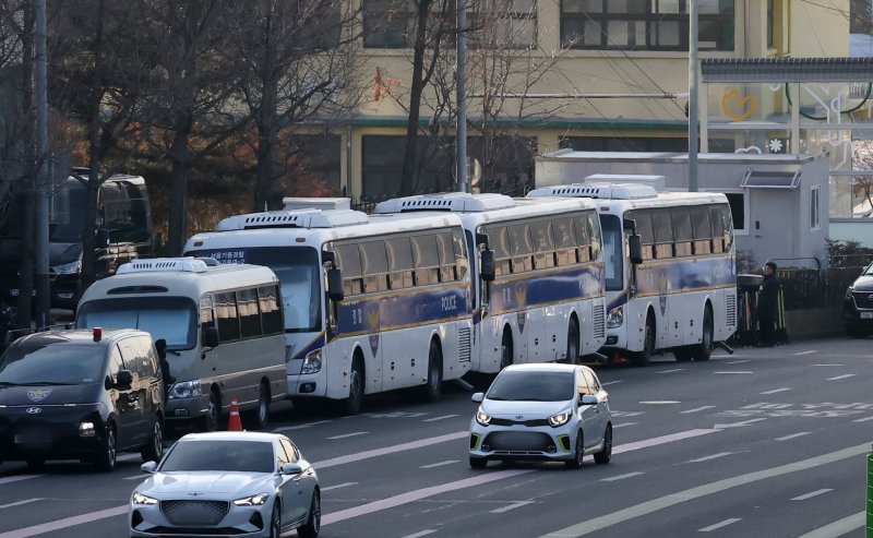 2일 서울 용산구 윤석열 대통령 관저 입구가 통제 되고 있다. 공수처는 '12·3 비상계엄 사태'로 내란 혐의를 받는 윤석열 대통령 체포영장을 유효기간인 6일 이내에 집행하겠다고 밝혔다. 2025.1.2/뉴스1 ⓒ News1 박세연 기자