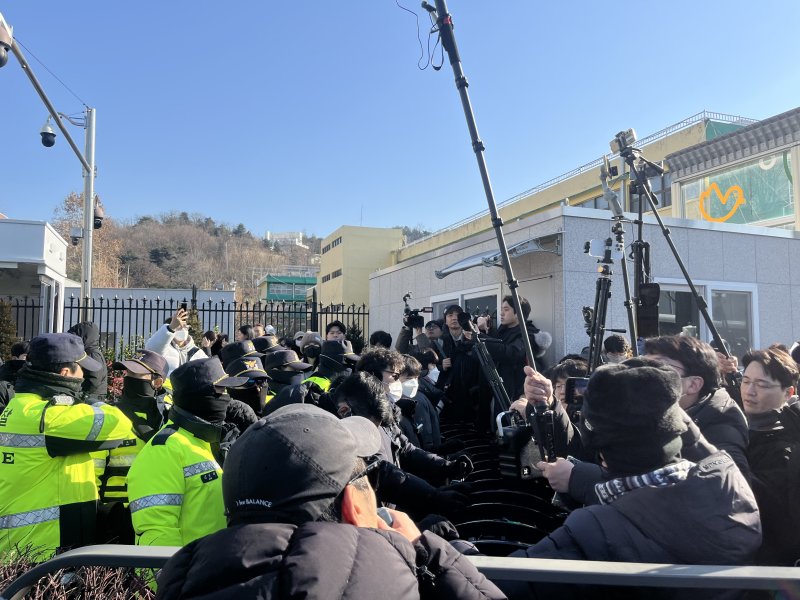 2일 오전 11시37분쯤 서울 용산구 한남동 대통령 관저 입구 앞에는 윤석열 대통령 지지·규탄 세력이 충돌하면서 아수라장으로 변해있다. 2025.1.2/뉴스1 ⓒ News1 김종훈 기자