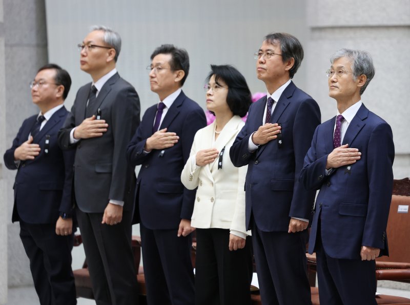 [서울=뉴시스] 김진아 기자 = 조희대(오른쪽) 대법원장이 2일 오전 서울 서초구 대법원에서 열린 시무식에 대법관들과 국민의례를 하고 있다. 2025.01.02. bluesoda@newsis.com