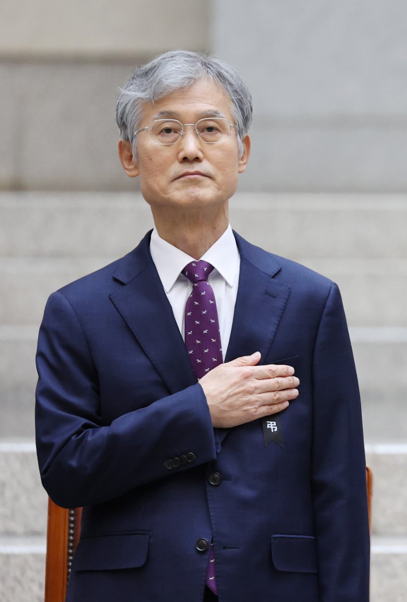 [서울=뉴시스] 김진아 기자 = 조희대 대법원장이 2일 오전 서울 서초구 대법원에서 열린 시무식에서 국민의례를 하고 있다. 2025.01.02. bluesoda@newsis.com