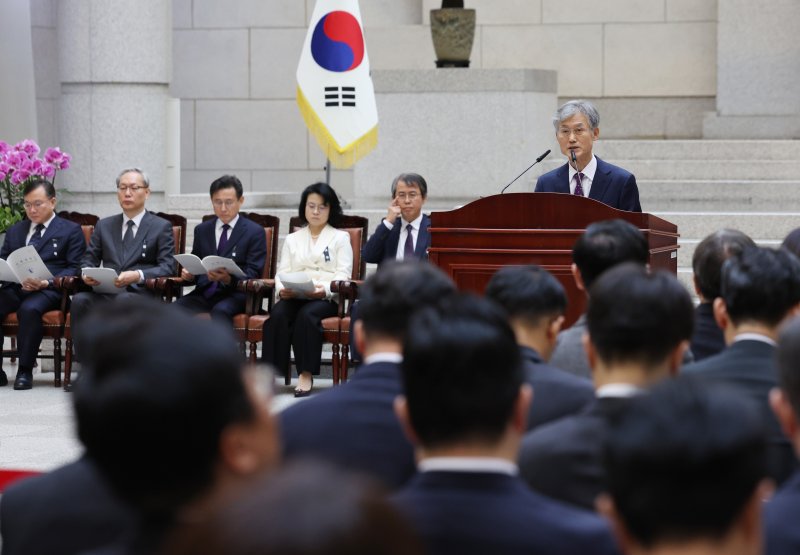 [서울=뉴시스] 김진아 기자 = 조희대 대법원장이 2일 오전 서울 서초구 대법원에서 열린 시무식에서 시무식사를 하고 있다. 2025.01.02. bluesoda@newsis.com