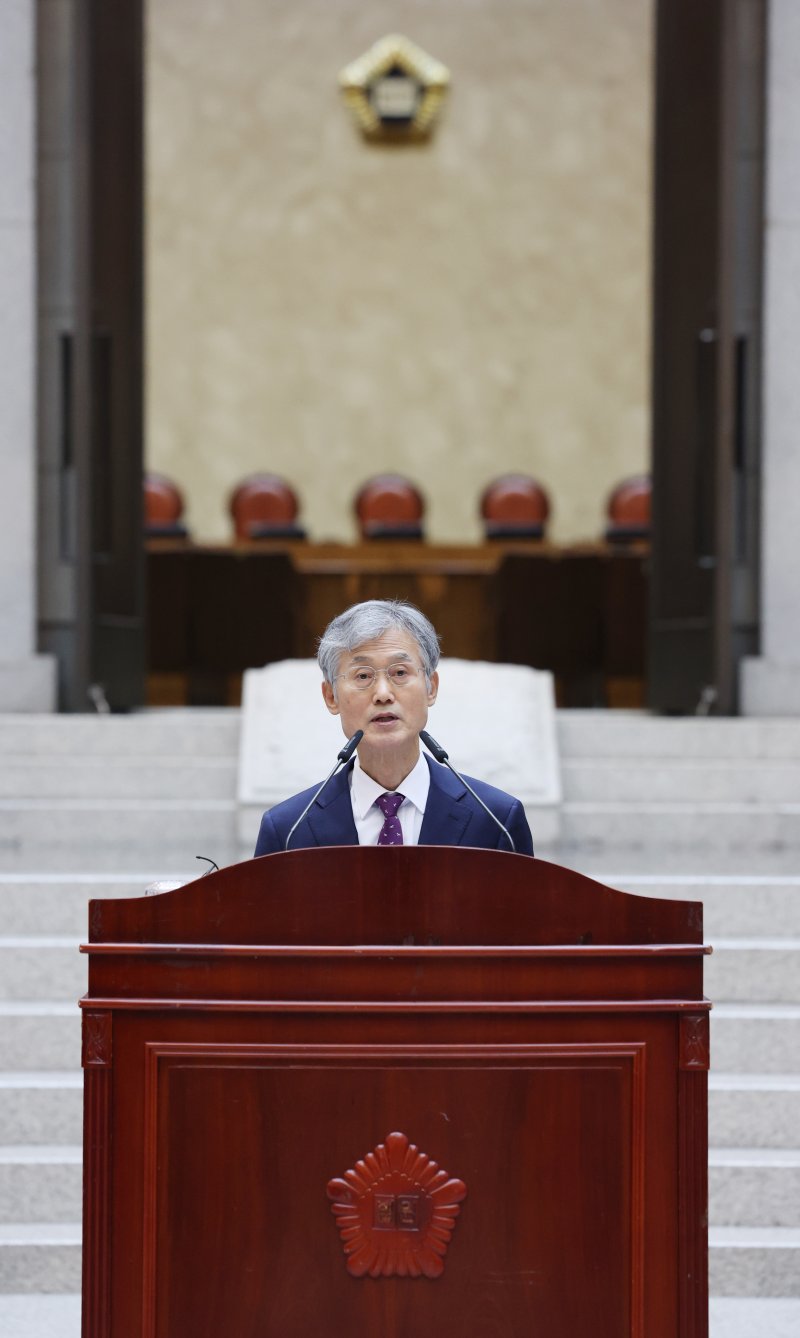 [서울=뉴시스] 김진아 기자 = 조희대 대법원장이 2일 오전 서울 서초구 대법원에서 열린 시무식에서 시무식사를 하고 있다. 2025.01.02. bluesoda@newsis.com