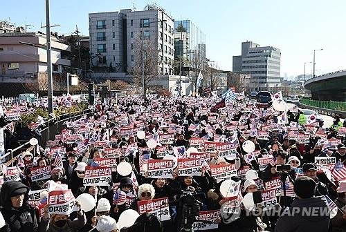 체포영장 발부 뒤 관저 인근으로 모인 대통령 지지자들 (출처=연합뉴스)