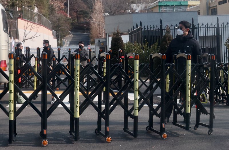 [서울=뉴시스] 김명년 기자 = 1일 오후 서울 용산구 대통령 관저 입구가 통제되고 있다. 이날 오동운 고위공직자범죄수사처장은 기자들과 만나 대통령경호처가 관저 문을 열지 않을 경우 이 행위가 공무집행방해에 해당한다고 경고했다. 2025.01.01. kmn@newsis.com