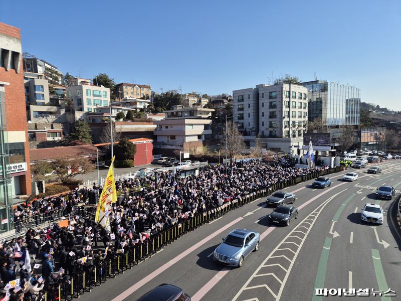 2일 오후 대통령 관저 앞에서 진행된 신자유연대의 집회. 사진=김동규 기자