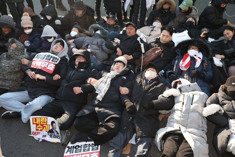 관저 입구 도로에 누운 윤석열 대통령 지지자 (서울=연합뉴스) 김성민 기자 = 고위공직자범죄수사처가 내란 수괴(우두머리)·직권남용 혐의를 받는 윤석열 대통령의 체포영장을 유효기간인 6일 이전에 집행하겠다고 밝힌 가운데 2일 서울 용산구 한남동 대통령 관저 정문 앞에 지지자들이 도로에 누워 있다. 2025.1.2 ksm7976@yna.co.kr (끝)