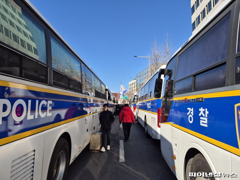 2일 오후 대통형 관저 앞에 설치된 경찰의 차벽. 사진=김동규 기자