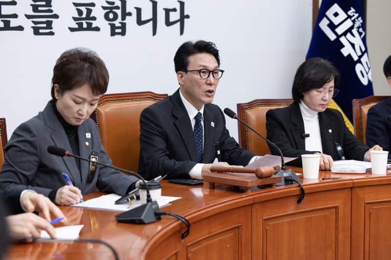 김민석 더불어민주당 내란극복·국정안정특위 위원장이 2일 오전 서울 여의도 국회에서 열린 내란극복·국정안정특위 회의에서 발언을 하고 있다. 2025.1.2/뉴스1 ⓒ News1 이재명 기자