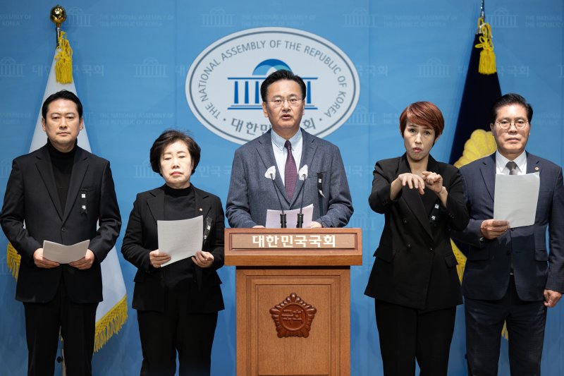 유상범 국회 법제사법위원회 국민의힘 간사를 비롯한 위원들이 2일 오후 서울 여의도 국회 소통관에서 윤석열 대통령 체포영장 집행을 위한 수색영장 관련 부당성에 대한 서울서부지방법원 규탄 기자회견을 하고 있다. /사진=뉴스1화상