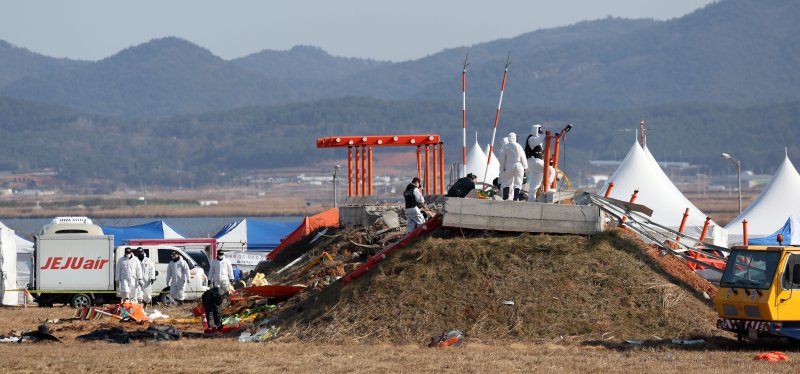 사고조사위, 로컬라이저 현장조사…"둔덕 안 콘크리트 지지대 10여개"