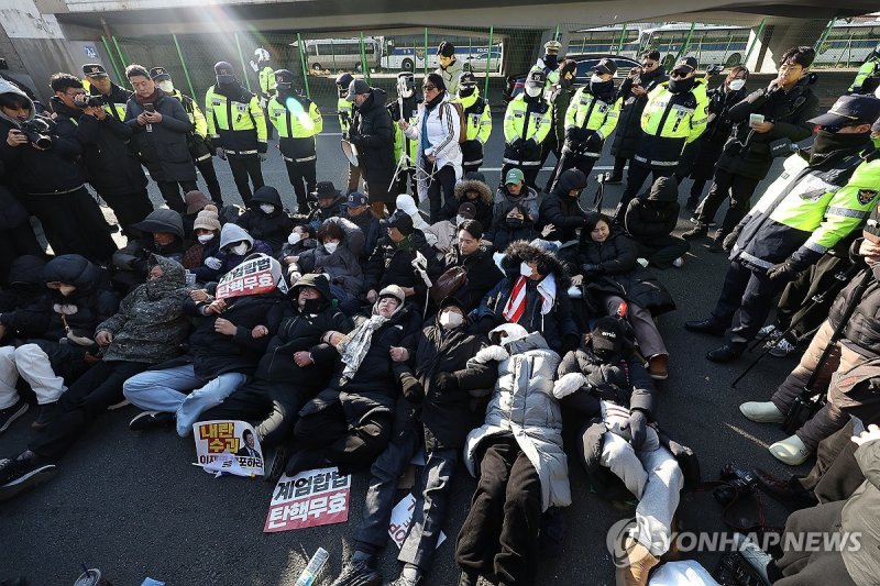 도로에 누워있는 윤석열 대통령 지지자/사진=연합뉴스