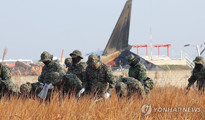 참사현장 주변 수색하는 군과 경찰특공대 (출처=연합뉴스)