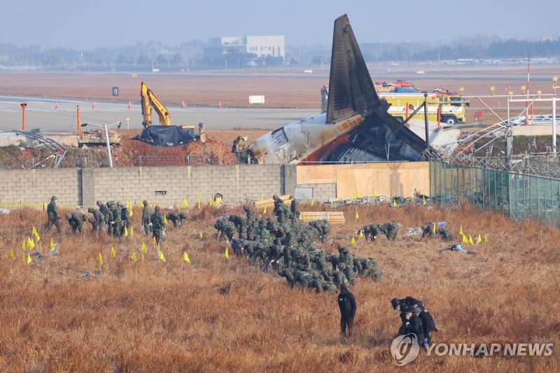 참사현장 주변 수색하는 군과 경찰특공대 (출처=연합뉴스)