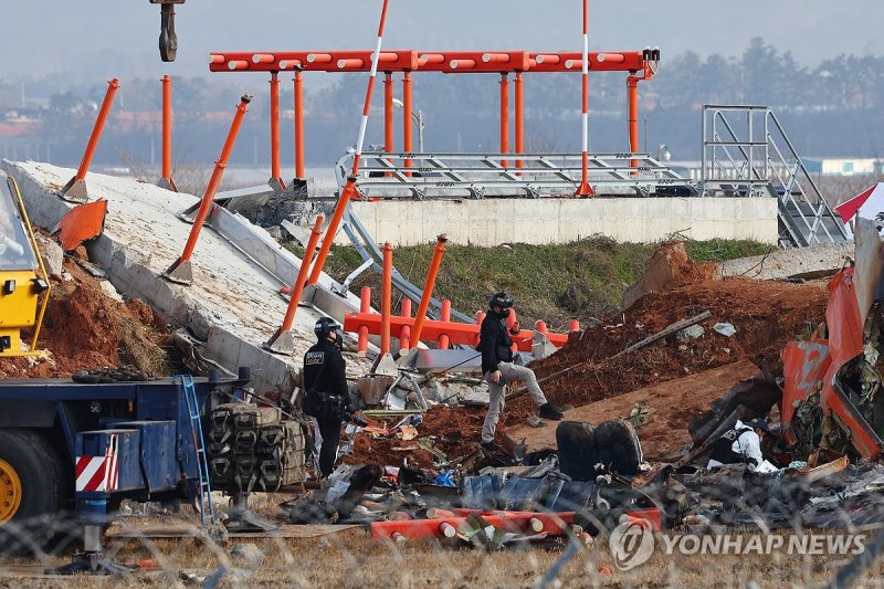 무안공항 7년 조종사 "콘크리트 둔덕 있는지 몰라, 흙더미인줄"