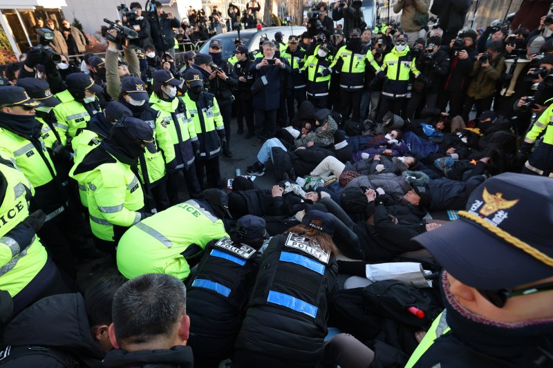 2일 서울 용산구 윤석열 대통령 관저 입구 앞에서 경찰 병력이 농성중이던 보수단체 회원 및 윤 대통령 지지자들을 강제해산 시키고 있다. 공수처는 '12·3 비상계엄 사태'로 내란 혐의를 받는 윤석열 대통령 체포영장을 유효기간인 6일 이내에 집행하겠다고 밝혔다. 2025.1.2/뉴스1 ⓒ News1 박세연 기자