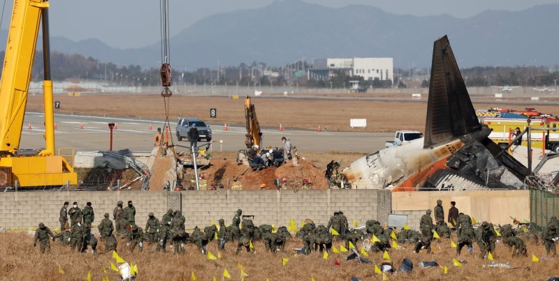 2일 전남 무안국제공항 제주항공 여객기 참사 현장에서 로컬라이저(방위각 표시 시설)가 설치된 콘크리트 둔덕 파편이 크레인으로 옮겨지고 있다. /사진=뉴시스화상