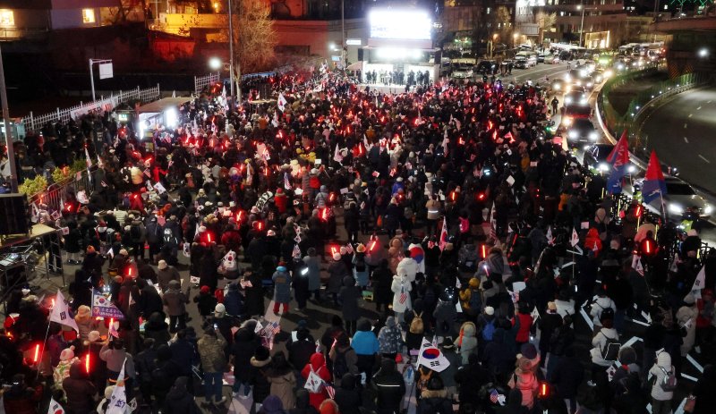 [서울=뉴시스] 추상철 기자 = 2일 오후 서울 용산구 한남동 대통령 관저 인근에서 윤석열 대통령 지지자들이 공수처의 체포 집행에 반대하는 집회를 하고 있다. 2025.01.02. scchoo@newsis.com