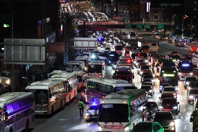 고위공직자범죄수사처가 윤석열 대통령에 대한 체포영장 집행에 나선 3일 서울 용산구 한남동 대통령 관저 앞 도로에 경찰 46개 중대가 배치됐다.ⓒ News1 김도우 기자