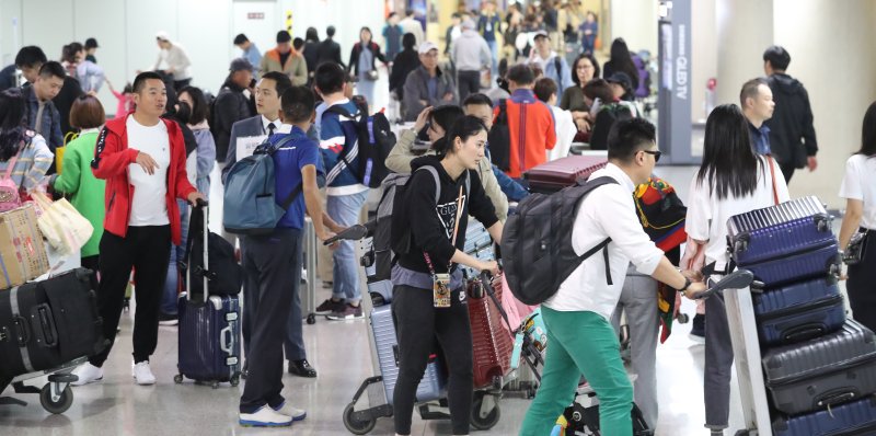 30일 오후 제주시 제주국제공항 국제선 도착 대합실에서 관광객들이 입국하고 있다. 제주도관광협회에 따르면 중국 노동절 연휴(5월 1~5일) 동안 중국인 관광객 1만2390명과 일본인 관광객 3000여명 등 총 1만5000여명이 제주를 찾을 것으로 예상되고 있다.2019.4.30/뉴스1 ⓒ News1 이석형 기자
