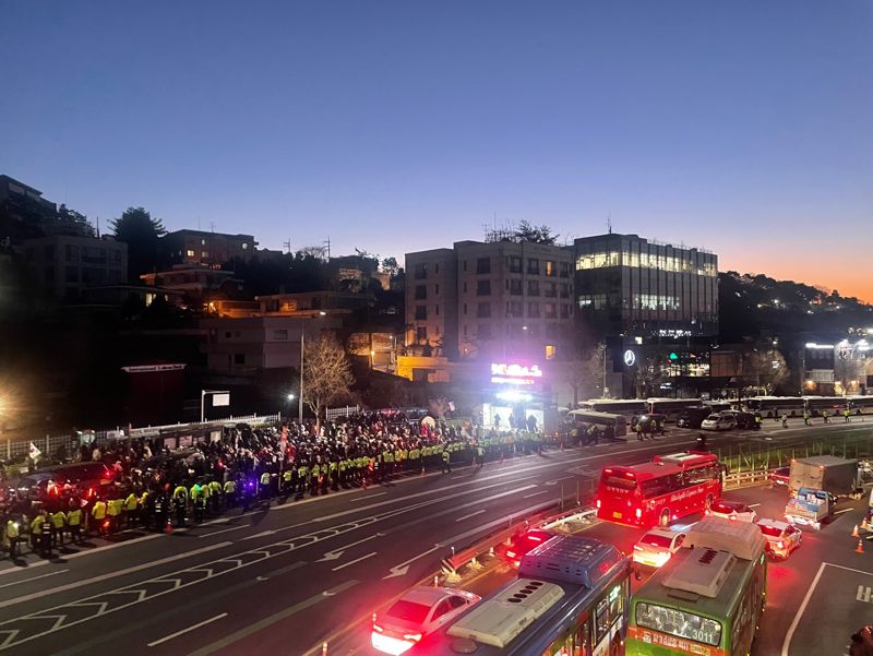 3일 서울 용산구 대통령 관저 앞에서 윤 대통령의 지지자들이 체포영장 집행에 반대하는 구호를 외치며 집회를 열고 있다. /사진=서윤경 기자