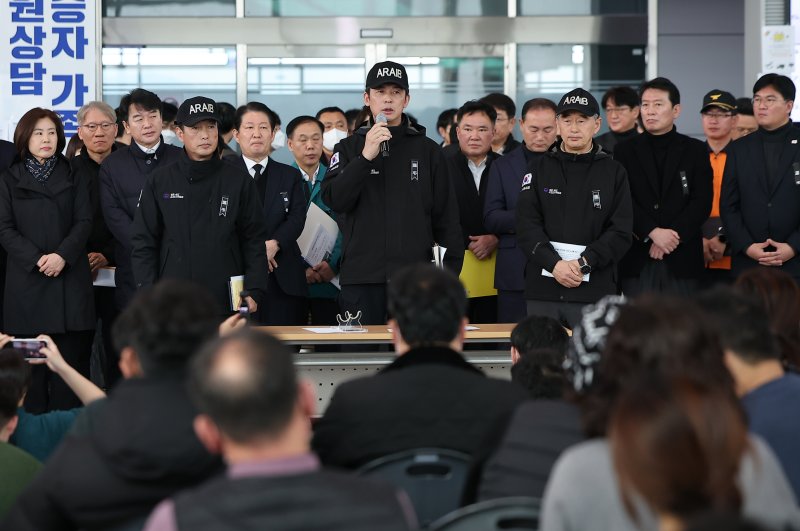 국토교통부 산하 항공철도사고조사위원회 조사반장이 3일 무안국제공항에서 제주항공 여객기 참사 유가족들을 대상으로 브리핑을 하고 있다.뉴스1 제공